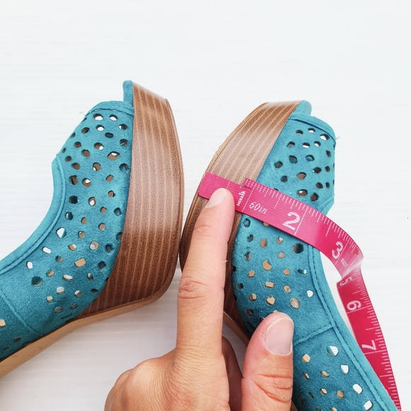 ENZO ANGIOLINI Sully9 teal perforated suede stiletto heel peep-toe pumps - Picture 13 of 14